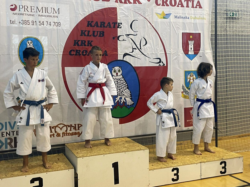 Krk Open 2025: Teo Biškup trećeplasirani u kategoriji iznad, u društvu ostalih natjecatelja s medaljama