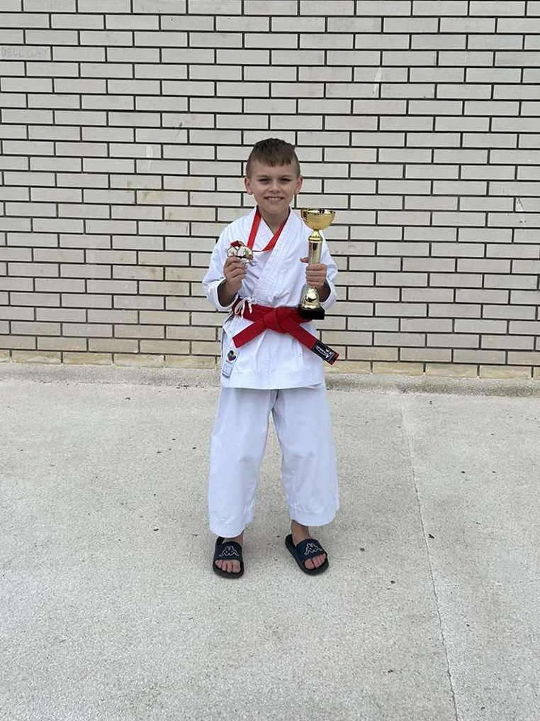Teo s medaljom i peharom