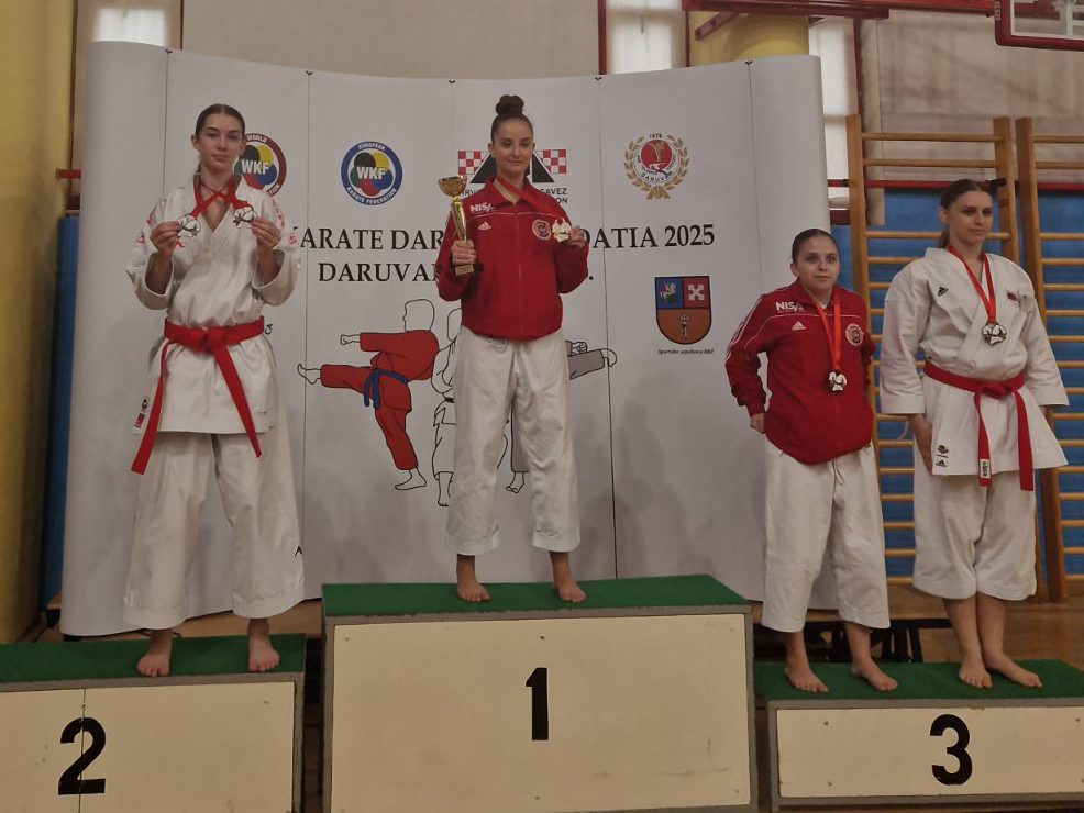 Karla Mezga s dvije medalje, u društvu ostalih natjecateljica