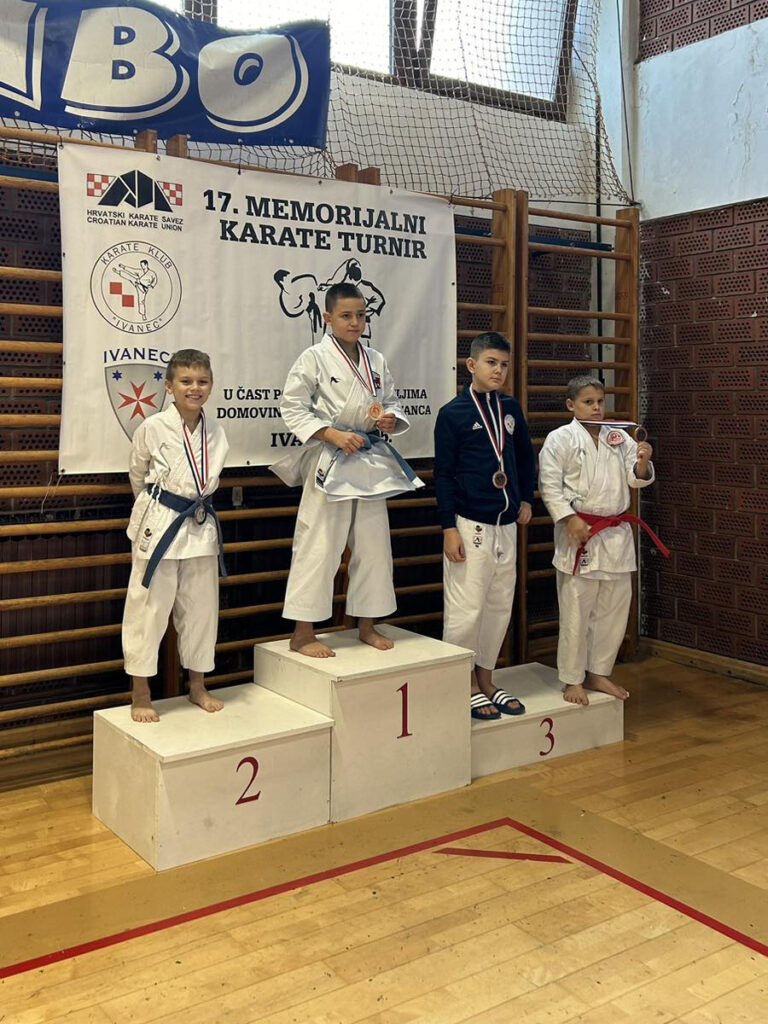 Teo Biškup sa srebrnom medaljom, u društvu prvog i trećeplasiranog