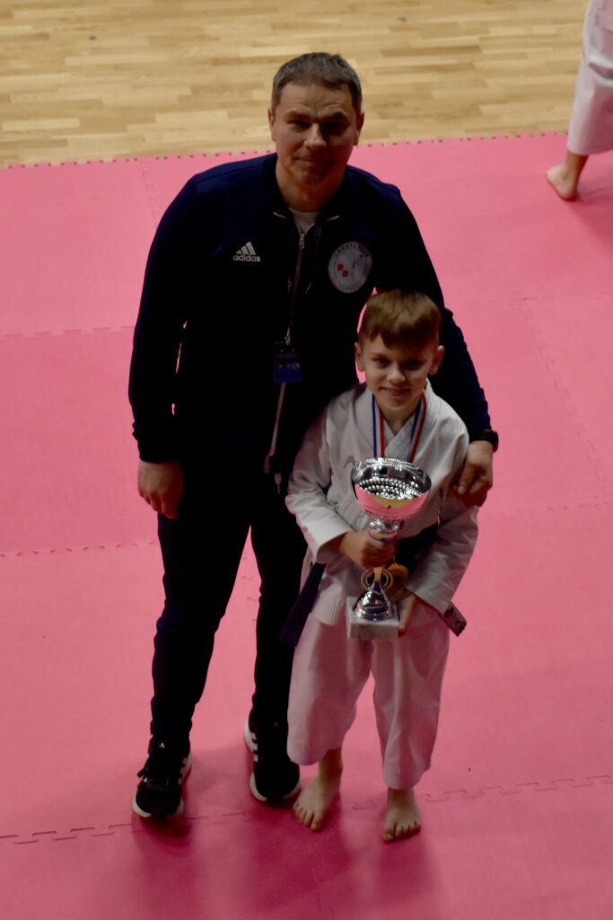 Teo Biškup i trener Davor Dubovečak