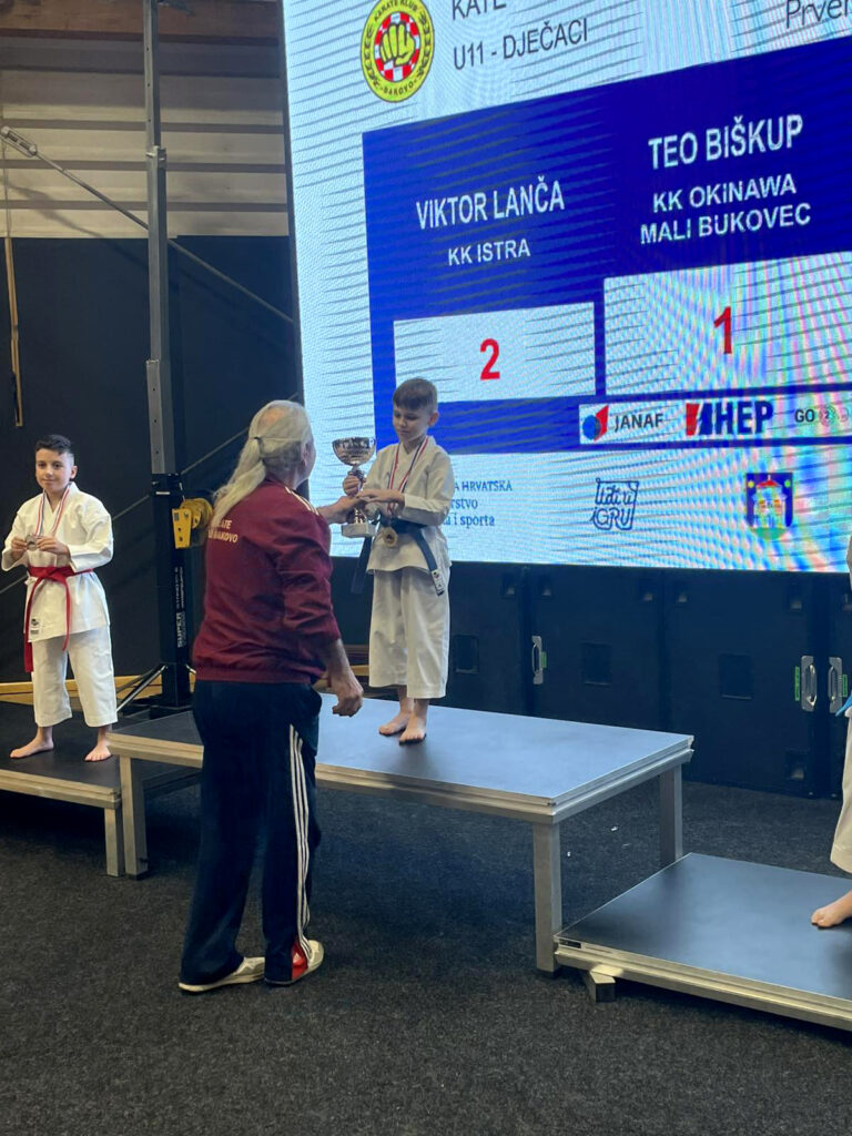Teo Biškup prima pehar za osvojeni naslov prvaka Hrvatske