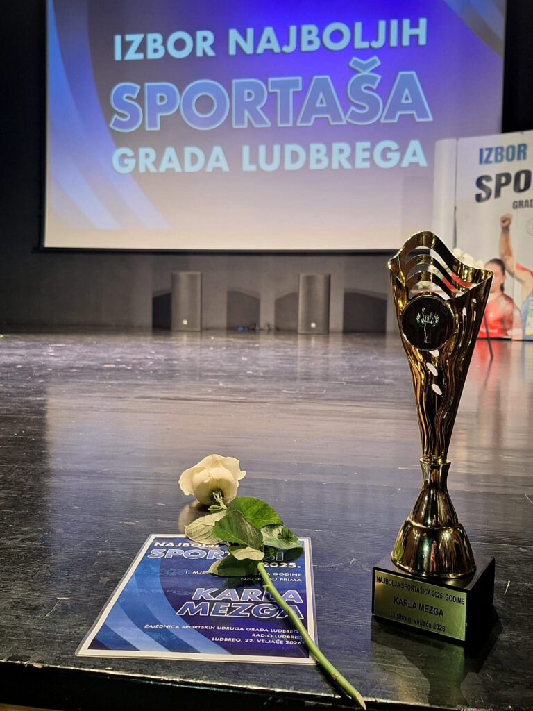 Pehar, priznanje za najbolju sportašicu i ruža