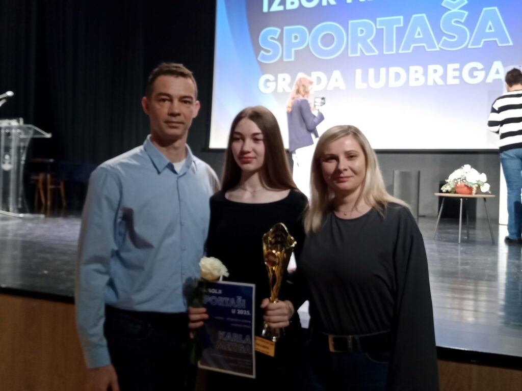 Karla Mezga u društvu svojih roditelja