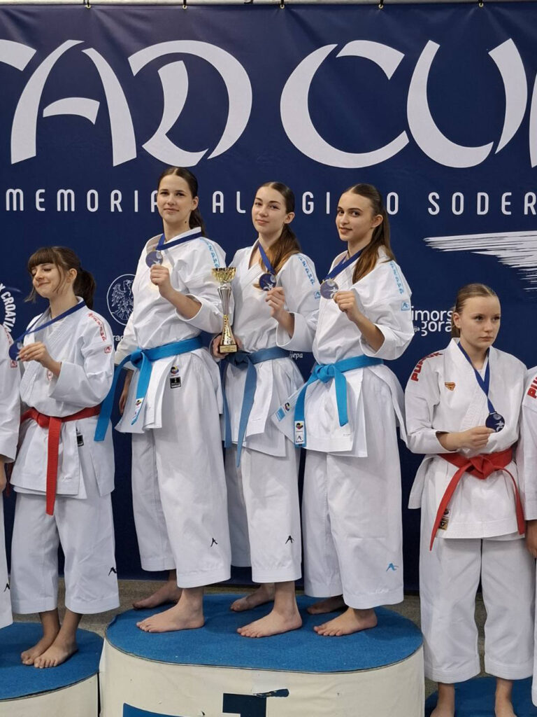 Karla Mezga u društvu kolegica iz Šenkovca sa zlatom i peharom
