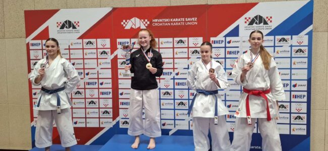 Karla Mezga s broncom oko vrata u društvu prve i druge