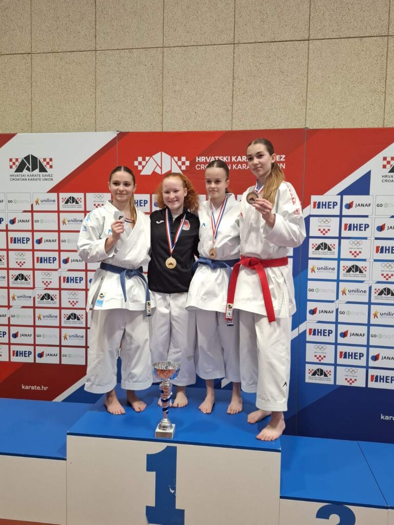 Karla s broncom u društvu drugo i treće plasirane