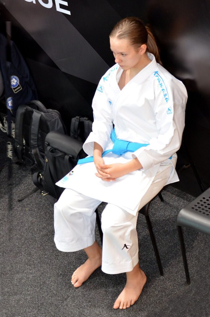 Karate One Youth - Rafaela sjedi i čeka nastup