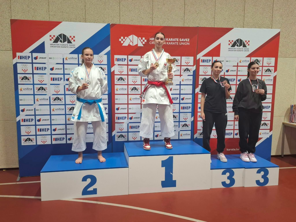Rafaela Begović s dvije državne medalje, u društvu prve i trećeplasiranih